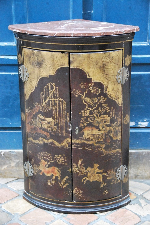 European lacquered corner cabinet 18th century, England