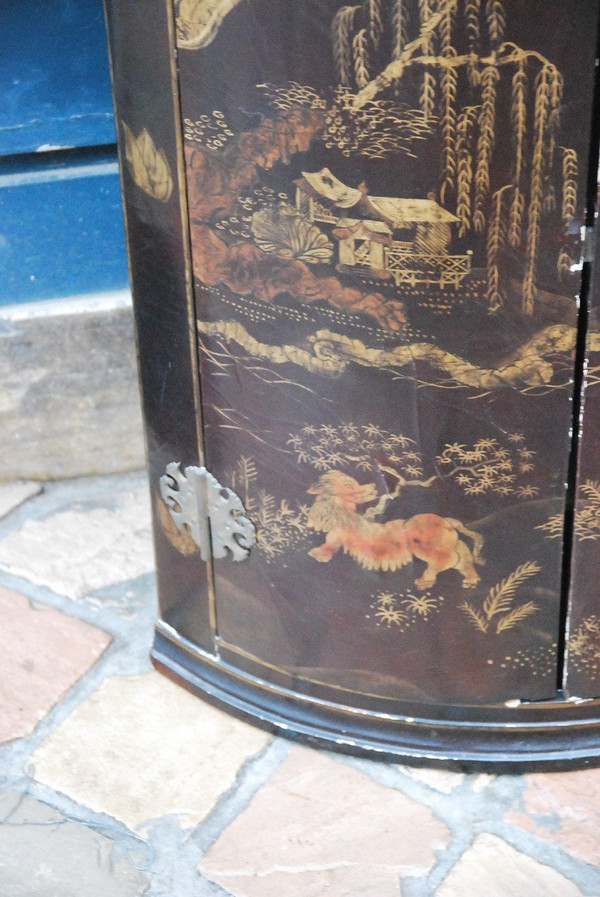 European lacquered corner cabinet 18th century, England