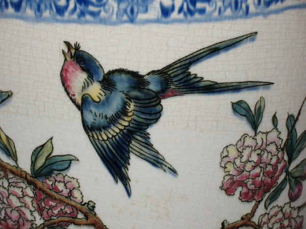 Large cachepot and its frame in Gien earthenware Japanese decor with a bird, 19th century