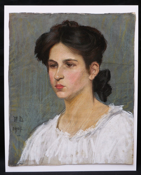 Marguerite DUBOIS de PACÉ, Portrait de jeune femme brune en chemise blanche