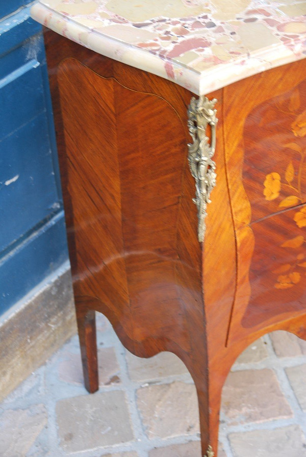 Petite Commode En Marqueterie De Fleurs époque Louis XV