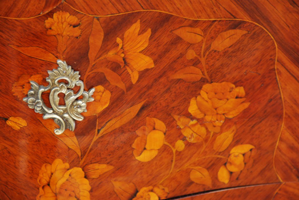 Petite Commode En Marqueterie De Fleurs époque Louis XV