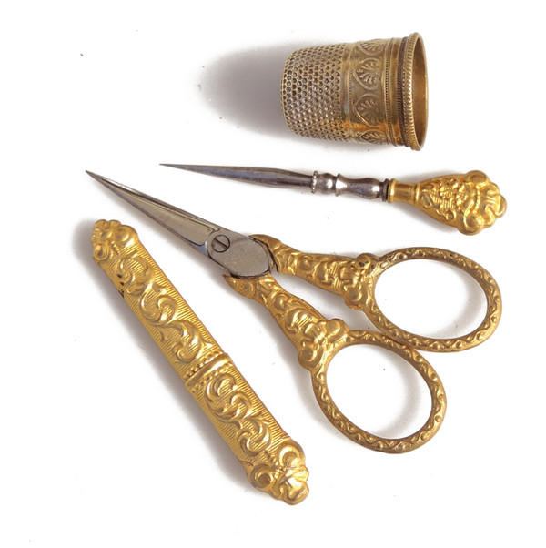 Miniature sewing set in a mother-of-pearl shell pompom tools