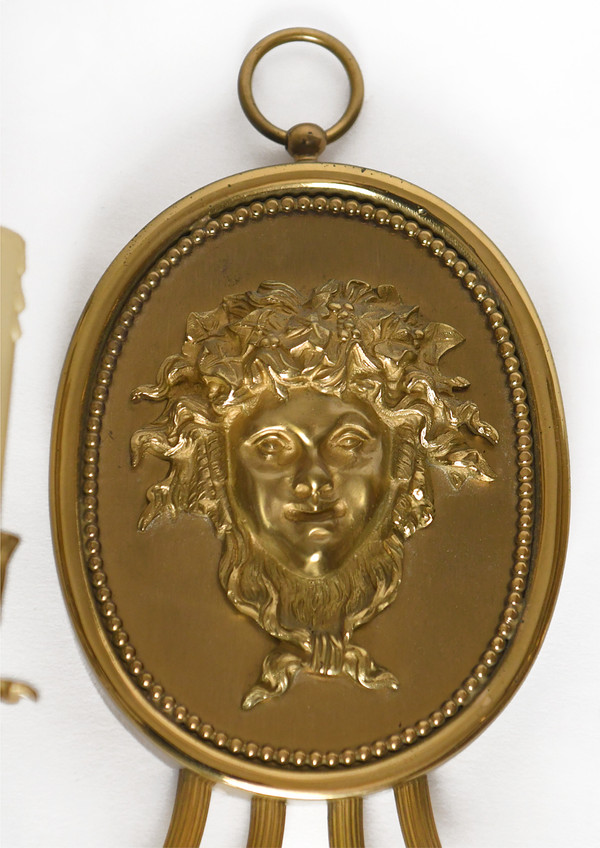 Paire d'appliques en laiton et métal doré à décor d’un masque de Bacchus