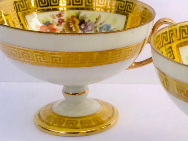 Pair of cups and their saucers in fine Saxony porcelain