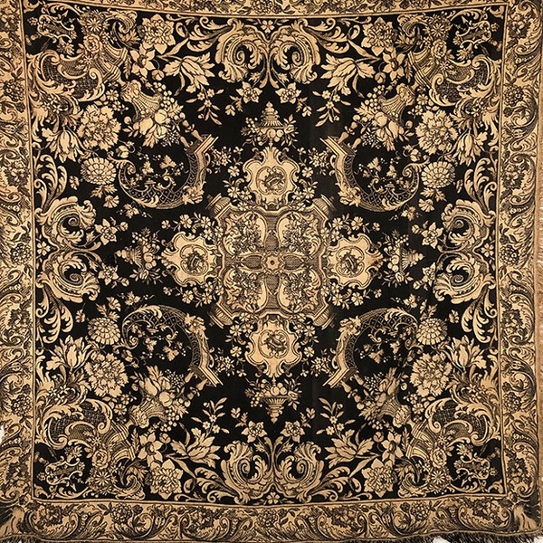 Tapisserie ancienne ou tapis de table sur fond noir à riches décors de vases Médicis et de fleurs