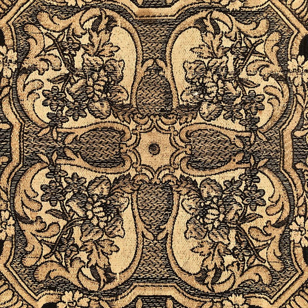 Tapisserie ancienne ou tapis de table sur fond noir à riches décors de vases Médicis et de fleurs