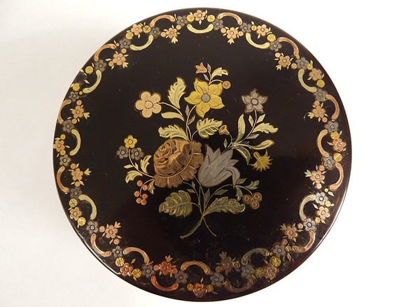 Small Round Box in Gold Stitched Tortoiseshell Bouquet Flowers Garlands 18th Century