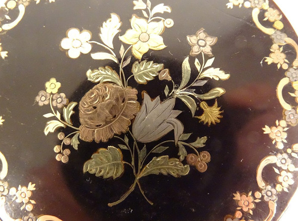 Small Round Box in Gold Stitched Tortoiseshell Bouquet Flowers Garlands 18th Century