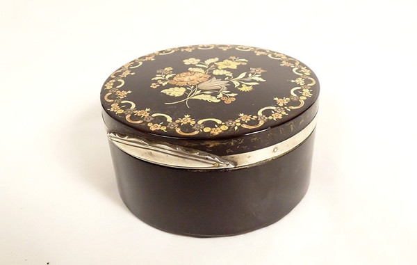 Small Round Box in Gold Stitched Tortoiseshell Bouquet Flowers Garlands 18th Century