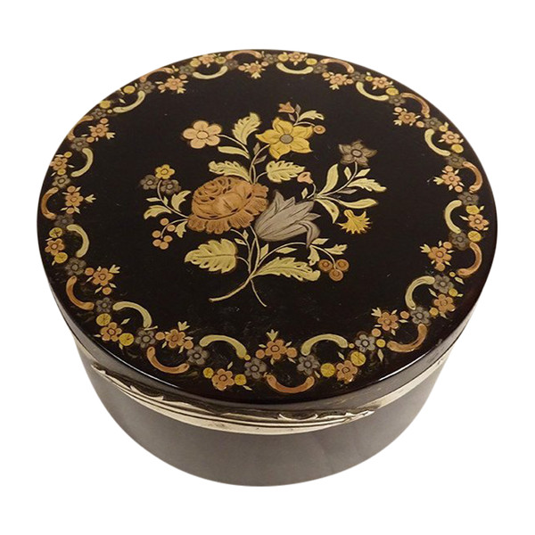 Small Round Box in Gold Stitched Tortoiseshell Bouquet Flowers Garlands 18th Century