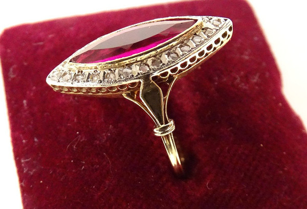 Marquise-Ring, 18 Karat Massivgold, Rubin, kleine rosa Diamanten, PB 2,94 g, 20. Jahrhundert