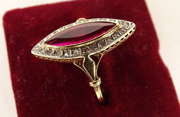 Marquise-Ring, 18 Karat Massivgold, Rubin, kleine rosa Diamanten, PB 2,94 g, 20. Jahrhundert