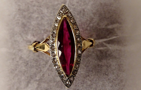 Marquise-Ring, 18 Karat Massivgold, Rubin, kleine rosa Diamanten, PB 2,94 g, 20. Jahrhundert