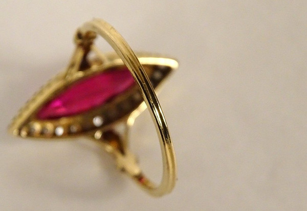 Marquise-Ring, 18 Karat Massivgold, Rubin, kleine rosa Diamanten, PB 2,94 g, 20. Jahrhundert