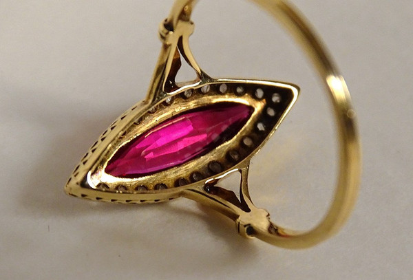 Marquise-Ring, 18 Karat Massivgold, Rubin, kleine rosa Diamanten, PB 2,94 g, 20. Jahrhundert