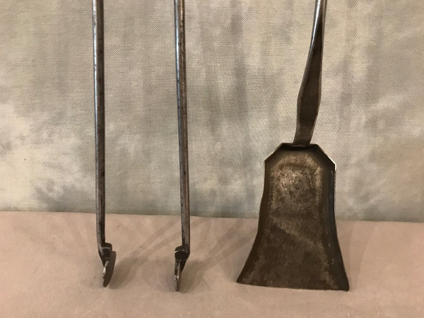 Set of a shovel and pliers in iron and bronze from the early 19th century