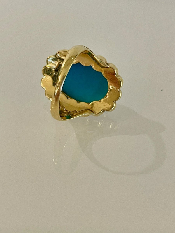 Important Gold Ring Set with a Turquoise Surrounded by Pearls.