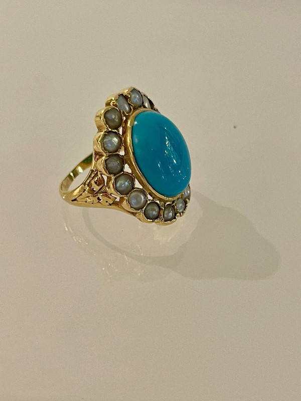 Important Gold Ring Set with a Turquoise Surrounded by Pearls.