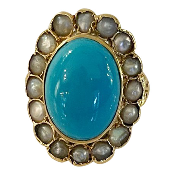 Important Gold Ring Set with a Turquoise Surrounded by Pearls.