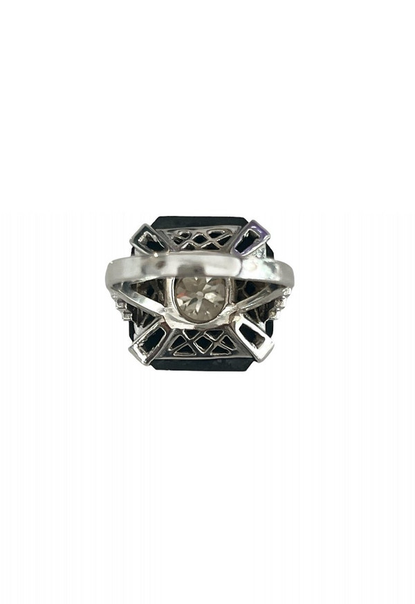 Art-deco ring in gold, onyx and diamonds.