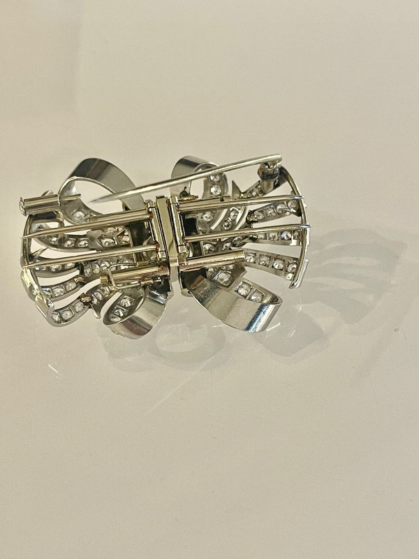 Double Clip Forming Brooch In Gold And Diamonds