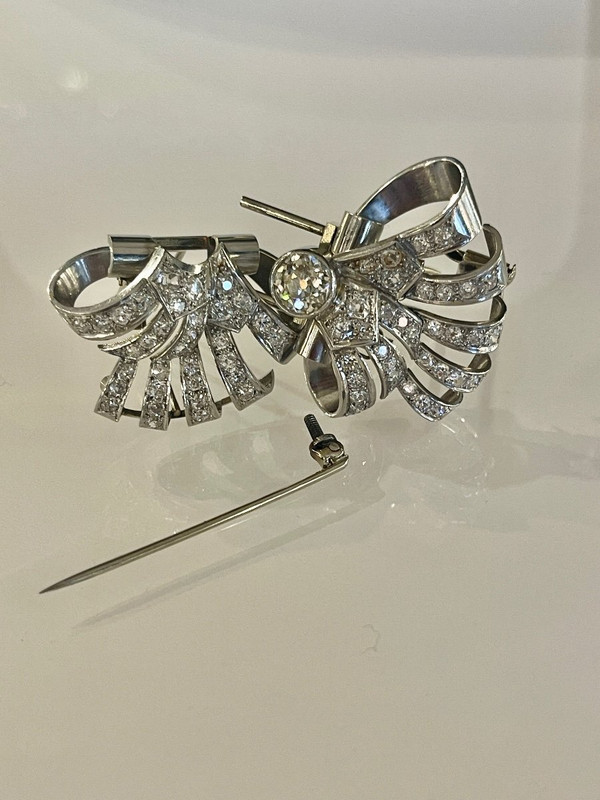 Double Clip Forming Brooch In Gold And Diamonds