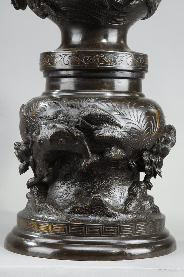 Grand vase en bronze sculpté de chimères, dragons, rapaces et phœnix.