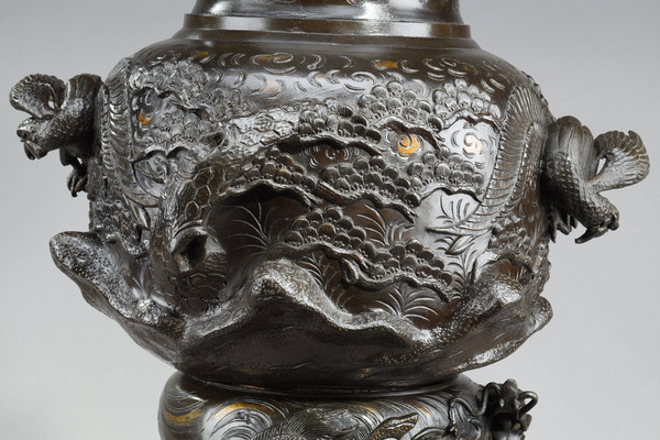 Grand vase en bronze sculpté de chimères, dragons, rapaces et phœnix.