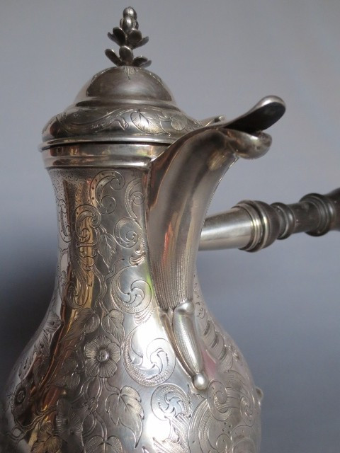 Tripod jug in solid silver, late 18th century.