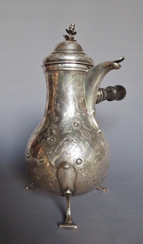 Tripod jug in solid silver, late 18th century.