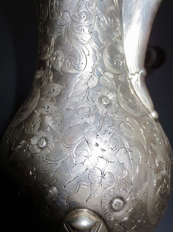 Tripod jug in solid silver, late 18th century.