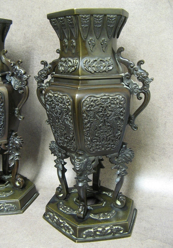 Paire De Vases En Bronze. Chine – Fin XIXe.