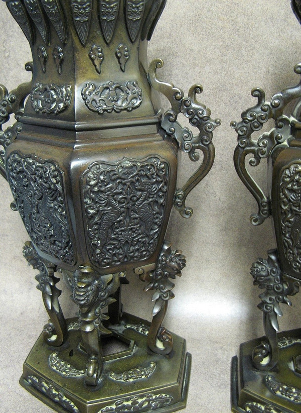 Paire De Vases En Bronze. Chine – Fin XIXe.