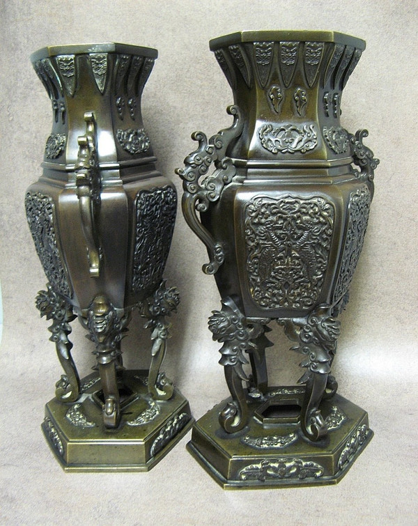 Paire De Vases En Bronze. Chine – Fin XIXe.