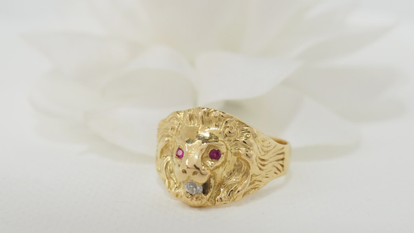 Anello con sigillo del Leone in oro giallo, rubino e diamante