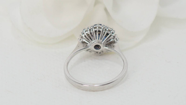 Bague marguerite en or blanc, saphir de Ceylan et diamants