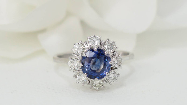 Bague marguerite en or blanc, saphir de Ceylan et diamants