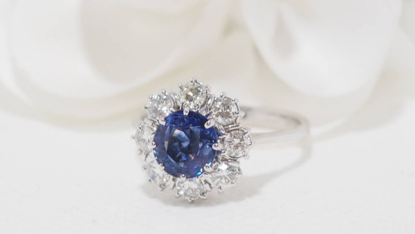 Bague marguerite en or blanc, saphir de Ceylan et diamants