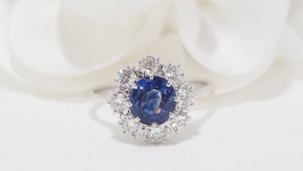 Bague marguerite en or blanc, saphir de Ceylan et diamants