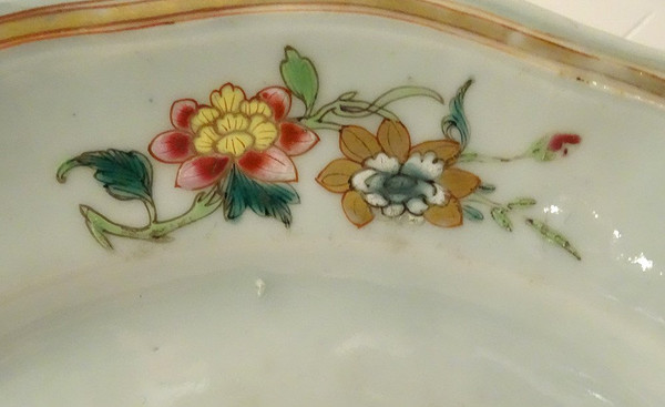 Pair of Compagnie Des Indes Porcelain Dishes Birds Pheasants Flowers 18th century