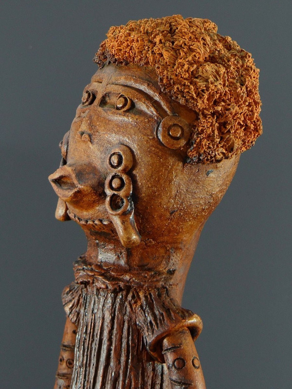 France, Années 1960, Grande Sculpture Anthropomorphe De Style Africaniste En Terre Cuite.