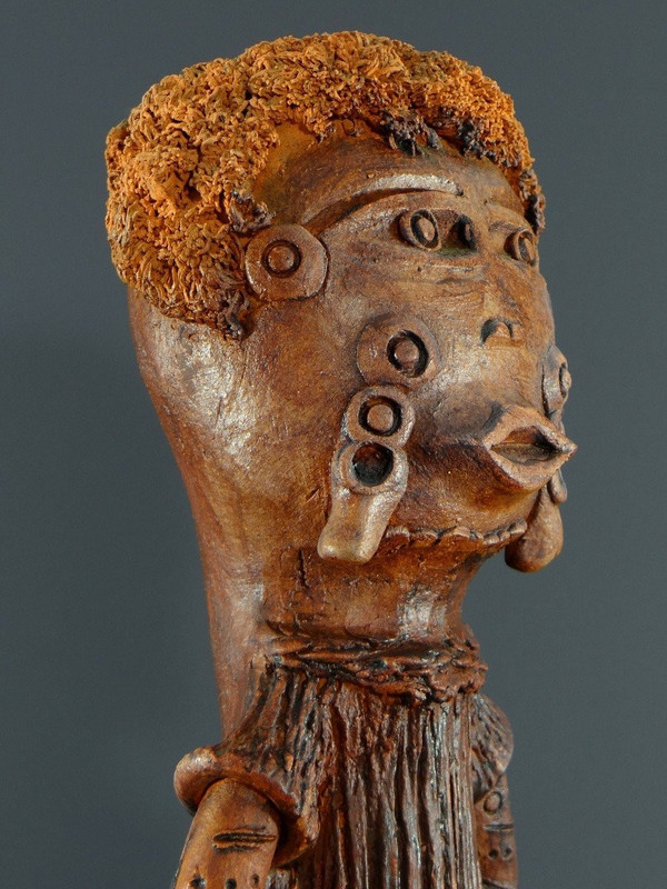 France, Années 1960, Grande Sculpture Anthropomorphe De Style Africaniste En Terre Cuite.