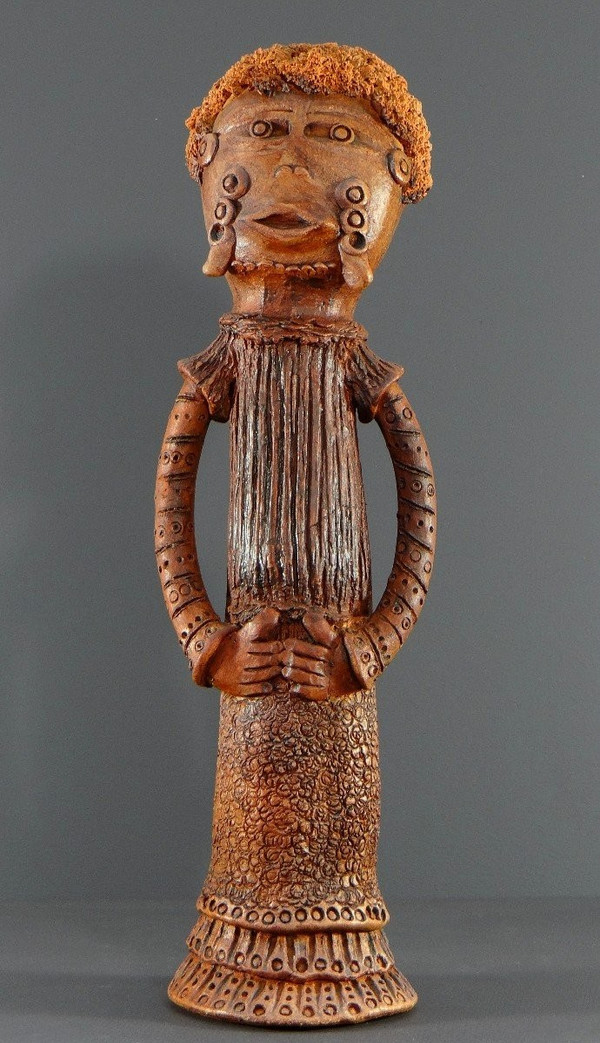 France, Années 1960, Grande Sculpture Anthropomorphe De Style Africaniste En Terre Cuite.