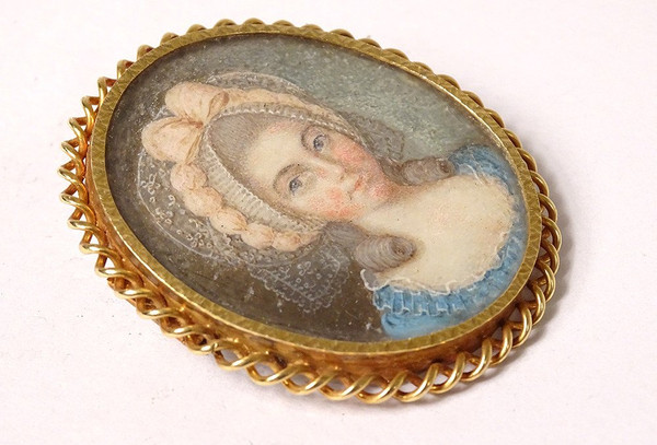 18K Solid Gold Brooch Miniature Mother-of-Pearl Portrait Young Woman 18th