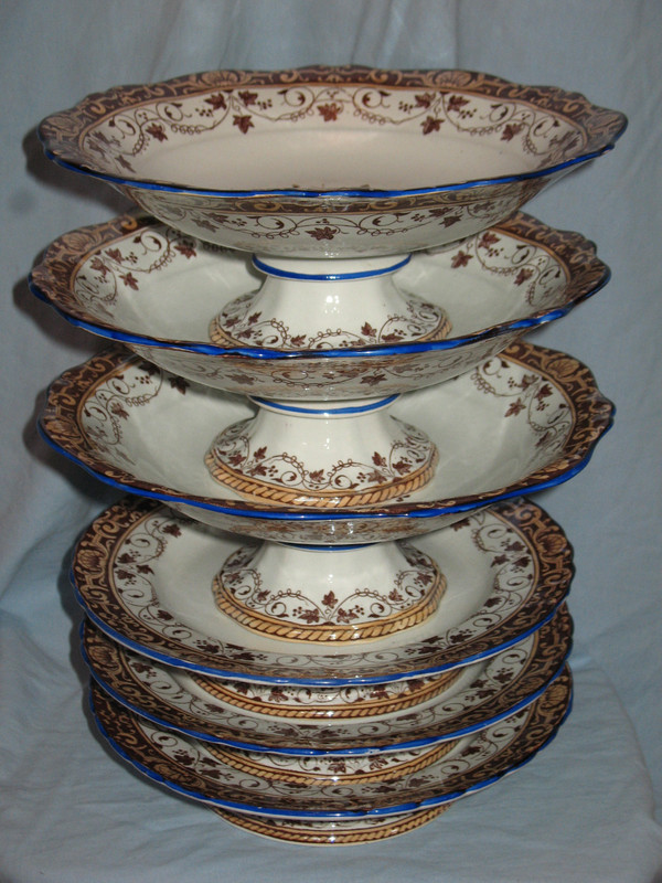 87-piece dinner service in fine Bordeaux earthenware, Louis XV decor, th. 19th J. Old man