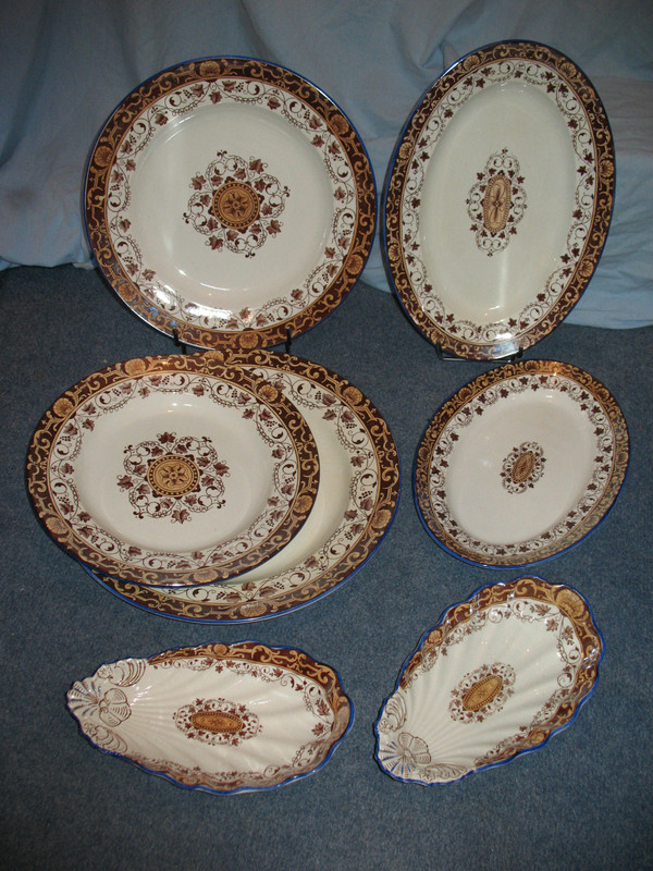 87-piece dinner service in fine Bordeaux earthenware, Louis XV decor, th. 19th J. Old man