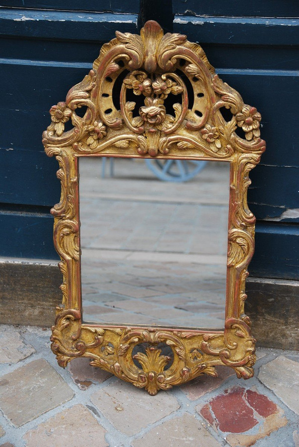 Louis XV period Carved And Gilded Wood Mirror 18th century