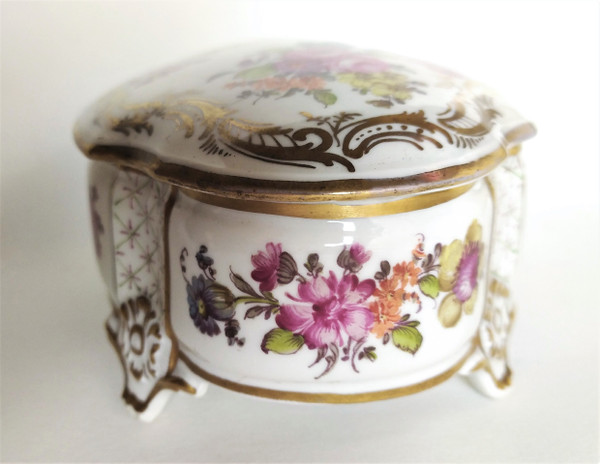 German Schney porcelain box Hand painted  20th c