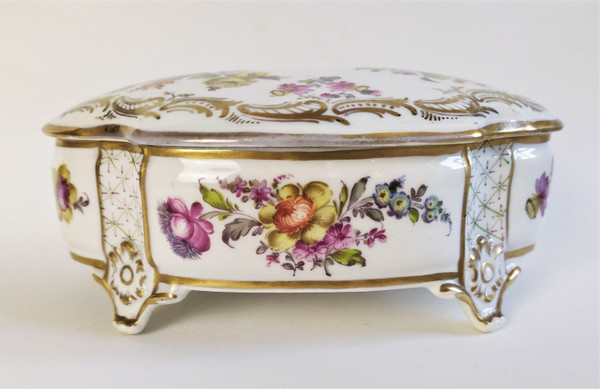 German Schney porcelain box Hand painted  20th c